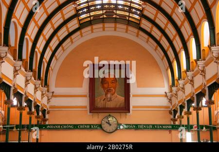Vietnam : un portrait géant de Ho Chi Minh survole l'intérieur de la poste coloniale française, Saigon (Ho Chi Minh-ville). Le bureau de poste général de Saigon, à côté de la cathédrale notre-Dame, a été construit entre 1886 et 1891. Conçu par Gustave Eiffel (célèbre Tour Eiffel), l'intérieur voûté rappelle une grande gare européenne du XIXe siècle. L'ancien empereur Bảo Đại a fait de Saigon la capitale de l'État du Vietnam en 1949 avec lui-même comme chef de l'État. Banque D'Images