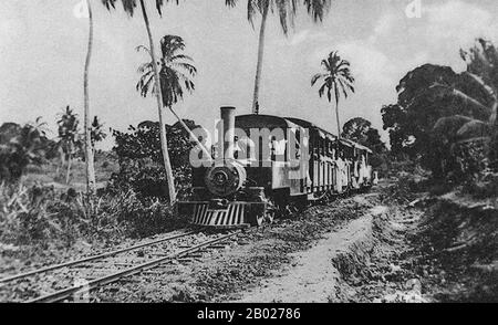 Zanzibar a été le premier pays d'Afrique de l'est à introduire la locomotive à vapeur. Sultan Bargash bin Dit avait un chemin de fer de sept milles construit de son palais à Stone Town à Chukwani en 1879. Au départ, les deux voitures Pullman ont été transportées par des mules, mais en 1881, le Sultan a commandé une locomotive à réservoir 0-4-0 auprès des constructeurs anglais de locomotives Bagnall. Le chemin de fer a vu le service jusqu'à ce que le Sultan soit mort en 1888 lorsque la voie et la locomotive ont été rebutés. Quinze ans plus tard (En 1905), l'American Company Arnold Cheyney a construit une ligne de sept milles de la ville de Zanzibar au village de Bububu. C'était notoire f Banque D'Images