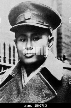 Bogyoke (général) Aung San (13 février 1915 – 19 juillet 1947) était un révolutionnaire, nationaliste et fondateur birman de l'armée moderne birmane, la Tatmadaw. Il a été fondateur du Parti communiste de Birmanie et a contribué à l'indépendance de la Birmanie par rapport à la domination coloniale britannique, mais il a été assassiné six mois avant sa réalisation finale. Il est reconnu comme le principal architecte de l'indépendance et fondateur de l'Union birmane. Aung San était le père du prix Nobel de la paix et chef de l'opposition Aung San Suu Kyi. Banque D'Images