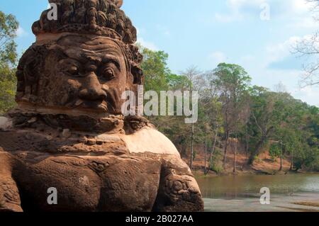 Les asuras sont généralement vus en opposition à Devas (divinités bienveillantes ou anges). Angkor Thom est situé à 1,5 km au nord d'Angkor Wat. Il a été construit à la fin du XIIe siècle par le roi Jayavarman VII, et couvre une superficie de 9 km², dans laquelle se trouvent plusieurs monuments des époques précédentes ainsi que ceux établis par Jayavarman et ses successeurs. Au centre de la ville se trouve le temple d'état de Jayavarman, le Bayon, avec les autres sites principaux regroupés autour de la place de la Victoire immédiatement au nord. Angkor Thom est la capitale de l'empire de Jayavarman VII, et était le centre de hi Banque D'Images