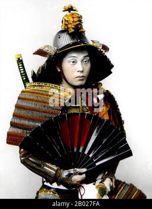 Japon : un samouraï posant en pleine armure. Imprimé albumen coloré à la main, v. 1890. Les samouraïs, généralement appelés bushi ou buke en japonais, étaient la noblesse militaire du Japon médiéval et du début du Japon moderne. À la fin du XIIe siècle, les samouraïs deviennent presque entièrement synonymes de bushi, et le mot est étroitement associé aux échelons moyen et supérieur de la classe guerrière. Les samouraïs suivent un ensemble de règles qui sont connues sous le nom de bushidō. Alors que les samouraïs représentaient moins de 10% de la population japonaise, leurs enseignements peuvent encore être trouvés aujourd'hui dans la vie quotidienne et dans les arts martiaux Banque D'Images