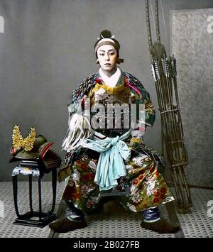 Japon : un samouraï posant en pleine armure. Impression sur albumine colorée à la main par Felice Beato (1832-1909), v. 1867. Les samouraïs, généralement appelés bushi ou buke en japonais, étaient la noblesse militaire du Japon médiéval et du début du Japon moderne. À la fin du XIIe siècle, les samouraïs deviennent presque entièrement synonymes de bushi, et le mot est étroitement associé aux échelons moyen et supérieur de la classe guerrière. Les samouraïs suivent un ensemble de règles qui sont connues sous le nom de bushidō. Banque D'Images