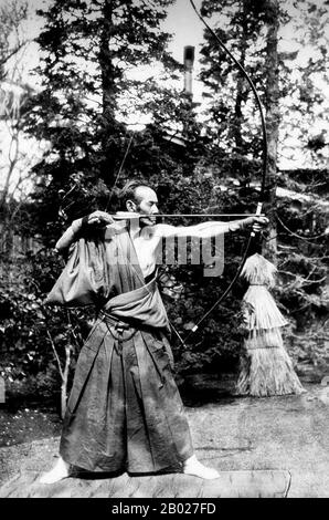Japon : un archer avec arc à pleine extension. Photo publiée par George Washington Wilson (1823-1893), v. 1890s. Les samouraïs, généralement appelés bushi ou buke en japonais, étaient la noblesse militaire du Japon médiéval et du début du Japon moderne. À la fin du XIIe siècle, les samouraïs deviennent presque entièrement synonymes de bushi, et le mot est étroitement associé aux échelons moyen et supérieur de la classe guerrière. Les samouraïs suivent un ensemble de règles qui sont connues sous le nom de bushidō. Alors que les samouraïs représentaient moins de 10% de la population japonaise, leurs enseignements sont encore aujourd'hui. Banque D'Images