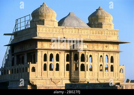 Inde : tôt le matin, la lumière tombe sur un bâtiment à l'intérieur du fort de Jaisalmer, Jaisalmer, Rajasthan. La majorité des habitants de Jaisalmer sont Bhati Rajputs, qui tirent leur nom d'un ancêtre nommé Bhatti, un guerrier renommé quand la tribu était encore située dans le Pendjab. Peu de temps après, le clan est repoussé vers le sud et trouve refuge dans le désert indien, qui est désormais sa demeure. Deoraj, prince du clan Bhati, est considéré comme le véritable fondateur de la dynastie Jaisalmer. En 1156, Rawal Jaisal, le sixième de Deoraj, fonde le fort et la ville de Jaisalmer. Banque D'Images