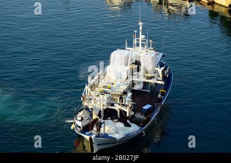 Kavala, Grèce - 11 septembre 2014 : personnes non identifiées en bateau de pêche dans le port de la ville d'Eastmacedonia Banque D'Images