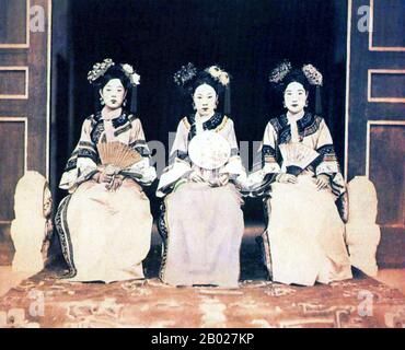 Chine : trois dames mandchous, épouses du prince Chun (16 octobre 1840 - 1er janvier 1891), fin du XIXe siècle. Yixuan, intitulé Prince Chun (Prince CH'un in Wade-Giles) ou plus formellement Prince Chun du premier rang, était un prince mandchou et homme d'État de la fin de la dynastie Qing. Il est le père de l'avant-dernier empereur de la dynastie, l'empereur Guangxu, et le grand-père paternel du dernier empereur de Chine Puyi. Banque D'Images