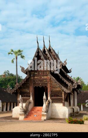 Thaïlande : Old Viharn, Wat ton Kwen, Chiang mai. Wat ton Kwen, plus formellement connu sous le nom de Wat Inthrawat, signifie « Temple des palmiers à sucre » dans le kham muang ou le nord de la Thaïlande, et certainement le temple rustique, situé dans un petit village au milieu de rizières verdoyantes, est entouré de palmiers à sucre hauts et élégants. Construit au début du règne de Chao Kawilorot (R. 1856-1870) en 1856, Wat ton Kwen est parmi les plus beaux et les plus purs exemples survivants de l'architecture traditionnelle du temple LAN Na en bois du XIXe siècle. Banque D'Images