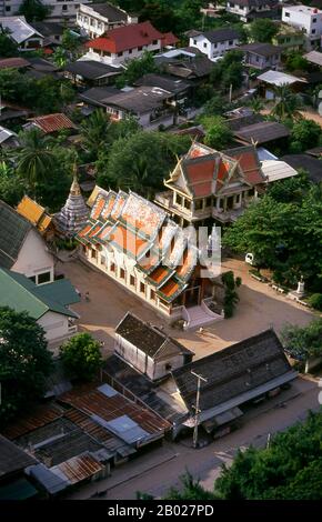 Wat Chang Kong a été construit par une communauté de villageois thaïlandais Yuan (Tai Yuan) originaire de Chiang Saen dans la province de Chiang Rai, au nord de Chiang Mai et date du début du XIXe siècle. Chiang Mai, parfois écrit comme 'Chiengmai' ou 'Chiangmai', est la plus grande et la plus importante ville culturellement significative dans le nord de la Thaïlande, et est la capitale de la province de Chiang Mai. Il est situé à 700 km au nord de Bangkok, parmi les plus hautes montagnes du pays. La ville se trouve sur la rivière Ping, un des principaux affluents de la rivière Chao Phraya. Le roi Mengrai fonde la ville de Chiang Mai (c'est-à-dire « nouvelle ville Banque D'Images