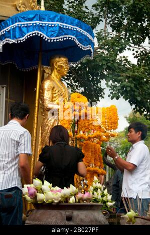 Khru Ba Srivichai (Khru Ba Sriwichai) est né le 11 juin 1878 au petit village de Ban Pang, à environ 100 km au sud de Chiang Mai. Il est devenu le moine bouddhiste Lanna le plus vénéré du XXe siècle, responsable de la restauration de plus de 100 temples au cours de sa vie. Il est peut-être le plus célèbre pour la construction de la route menant à l'emblématique Wat Phrathat Doi Suthep de Chiang Mai, un temple Budhist surplombant la ville. Chiang Mai, parfois écrit comme 'Chiengmai' ou 'Chiangmai', est la plus grande et la plus importante ville culturellement significative dans le nord de la Thaïlande, et est la capitale de Chiang Mai Banque D'Images