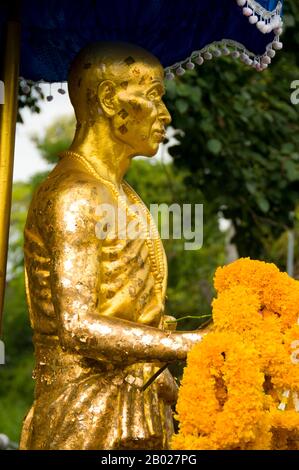 Khru Ba Srivichai (Khru Ba Sriwichai) est né le 11 juin 1878 au petit village de Ban Pang, à environ 100 km au sud de Chiang Mai. Il est devenu le moine bouddhiste Lanna le plus vénéré du XXe siècle, responsable de la restauration de plus de 100 temples au cours de sa vie. Il est peut-être le plus célèbre pour la construction de la route menant à l'emblématique Wat Phrathat Doi Suthep de Chiang Mai, un temple Budhist surplombant la ville. Chiang Mai, parfois écrit comme 'Chiengmai' ou 'Chiangmai', est la plus grande et la plus importante ville culturellement significative dans le nord de la Thaïlande, et est la capitale de Chiang Mai Banque D'Images