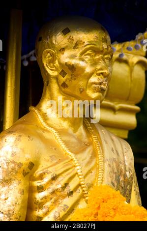 Khru Ba Srivichai (Khru Ba Sriwichai) est né le 11 juin 1878 au petit village de Ban Pang, à environ 100 km au sud de Chiang Mai. Il est devenu le moine bouddhiste Lanna le plus vénéré du XXe siècle, responsable de la restauration de plus de 100 temples au cours de sa vie. Il est peut-être le plus célèbre pour la construction de la route menant à l'emblématique Wat Phrathat Doi Suthep de Chiang Mai, un temple Budhist surplombant la ville. Chiang Mai, parfois écrit comme 'Chiengmai' ou 'Chiangmai', est la plus grande et la plus importante ville culturellement significative dans le nord de la Thaïlande, et est la capitale de Chiang Mai Banque D'Images