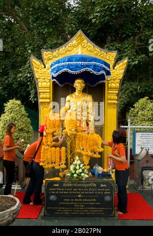 Khru Ba Srivichai (Khru Ba Sriwichai) est né le 11 juin 1878 au petit village de Ban Pang, à environ 100 km au sud de Chiang Mai. Il est devenu le moine bouddhiste Lanna le plus vénéré du XXe siècle, responsable de la restauration de plus de 100 temples au cours de sa vie. Il est peut-être le plus célèbre pour la construction de la route menant à l'emblématique Wat Phrathat Doi Suthep de Chiang Mai, un temple Budhist surplombant la ville. Chiang Mai, parfois écrit comme 'Chiengmai' ou 'Chiangmai', est la plus grande et la plus importante ville culturellement significative dans le nord de la Thaïlande, et est la capitale de Chiang Mai Banque D'Images