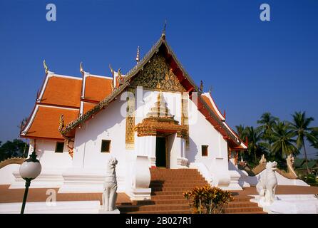 Wat Phumin a été construit en 1596 et est célèbre pour son viharn ubosot cruciforme (de nombreux temples dans la région de Nan combinent ces deux bâtiments en un) et bien préservé peintures murales de Tai Lue représentant la vie quotidienne au XIXe siècle. Nan date du milieu du XIVe siècle et pour une grande partie de son histoire était un royaume isolé. La ville actuelle s'étend le long de la rive droite de la rivière Nan. Banque D'Images