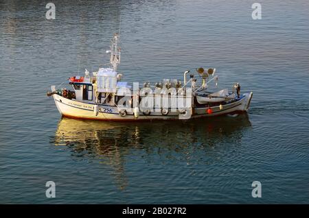 Kavala, Grèce - 11 septembre 2014: Des personnes non identifiées sur des bateaux de pêche quittant le port de la ville d'Eastmacedonia pour leur travail quotidien Banque D'Images