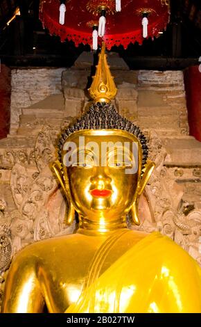 Wat Yang Luang (วัดยางหลวง) aurait été créé en 1483, bien que dans sa forme actuelle, il semblerait que ce soit à partir du milieu du XIXe siècle. Une exception à cela est le ku ou le reliquaire de la brique évidemment ancienne, partiellement dissimulé derrière une image de Bouddha doré dans la mudra bhumiparsa («Appeler la Terre pour témoin») dans le viharn obscur. Niché dans une vallée étroite, Mae Chaem (แม่แจ่ม) doit se classer comme l'un des coins les moins accessibles de Chiang Mai. Situé sur la frontière la plus occidentale de la province, il est isolé de la vallée principale de Chiang Mai par le Thongchai oriental Banque D'Images