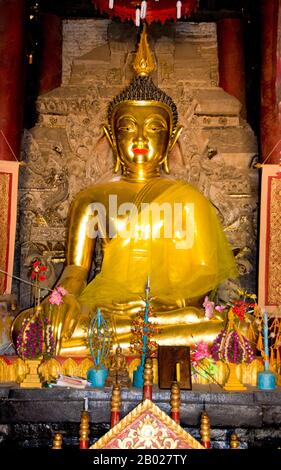 Wat Yang Luang (วัดยางหลวง) aurait été créé en 1483, bien que dans sa forme actuelle, il semblerait que ce soit à partir du milieu du XIXe siècle. Une exception à cela est le ku ou le reliquaire de la brique évidemment ancienne, partiellement dissimulé derrière une image de Bouddha doré dans la mudra bhumiparsa («Appeler la Terre pour témoin») dans le viharn obscur. Niché dans une vallée étroite, Mae Chaem (แม่แจ่ม) doit se classer comme l'un des coins les moins accessibles de Chiang Mai. Situé sur la frontière la plus occidentale de la province, il est isolé de la vallée principale de Chiang Mai par le Thongchai oriental Banque D'Images