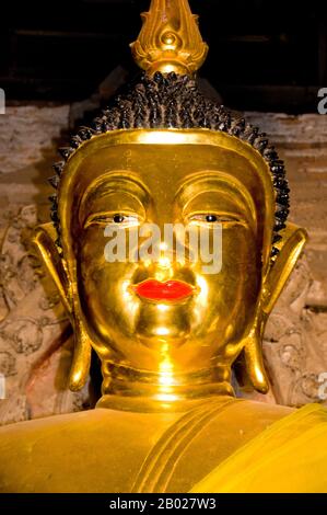 Wat Yang Luang (วัดยางหลวง) aurait été créé en 1483, bien que dans sa forme actuelle, il semblerait que ce soit à partir du milieu du XIXe siècle. Une exception à cela est le ku ou le reliquaire de la brique évidemment ancienne, partiellement dissimulé derrière une image de Bouddha doré dans la mudra bhumiparsa («Appeler la Terre pour témoin») dans le viharn obscur. Niché dans une vallée étroite, Mae Chaem (แม่แจ่ม) doit se classer comme l'un des coins les moins accessibles de Chiang Mai. Situé sur la frontière la plus occidentale de la province, il est isolé de la vallée principale de Chiang Mai par le Thongchai oriental Banque D'Images
