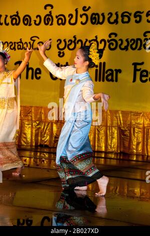 Le festival annuel d'Inthakin (commence le 12ème jour de la lune de sevrage du 6ème mois lunaire et dure 8 jours) est une coutume tenue pour soutenir l'esprit gardien de Chiang Mai. Le roi Mengrai a fondé la ville de Chiang Mai (c'est-à-dire « nouvelle ville ») en 1296, et il a succédé à Chiang Rai comme capitale du royaume de Lanna. La règle était connue sous le nom de Chao. La ville était entourée d'un fossé et d'un mur de défense, puisque la Birmanie voisine était une menace constante. Chiang Mai devint officiellement partie de Siam en 1774 par un accord avec Chao Kavila, après que le roi thaïlandais Taksin a aidé à chasser les Birmans. Chiang Mai alors Banque D'Images