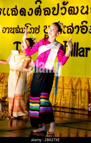 Le festival annuel d'Inthakin (commence le 12ème jour de la lune de sevrage du 6ème mois lunaire et dure 8 jours) est une coutume tenue pour soutenir l'esprit gardien de Chiang Mai. Le roi Mengrai a fondé la ville de Chiang Mai (c'est-à-dire « nouvelle ville ») en 1296, et il a succédé à Chiang Rai comme capitale du royaume de Lanna. La règle était connue sous le nom de Chao. La ville était entourée d'un fossé et d'un mur de défense, puisque la Birmanie voisine était une menace constante. Chiang Mai devint officiellement partie de Siam en 1774 par un accord avec Chao Kavila, après que le roi thaïlandais Taksin a aidé à chasser les Birmans. Chiang Mai alors Banque D'Images