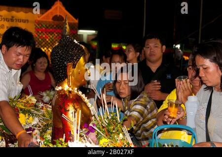 Le festival annuel d'Inthakin (commence le 12ème jour de la lune de sevrage du 6ème mois lunaire et dure 8 jours) est une coutume tenue pour soutenir l'esprit gardien de Chiang Mai. Le roi Mengrai a fondé la ville de Chiang Mai (c'est-à-dire « nouvelle ville ») en 1296, et il a succédé à Chiang Rai comme capitale du royaume de Lanna. La règle était connue sous le nom de Chao. La ville était entourée d'un fossé et d'un mur de défense, puisque la Birmanie voisine était une menace constante. Chiang Mai devint officiellement partie de Siam en 1774 par un accord avec Chao Kavila, après que le roi thaïlandais Taksin a aidé à chasser les Birmans. Chiang Mai alors Banque D'Images