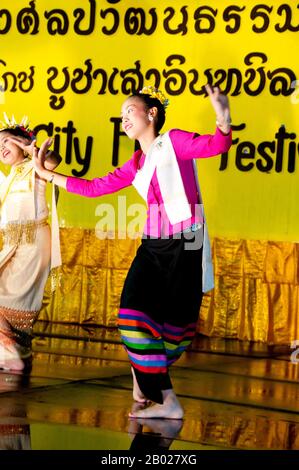 Le festival annuel d'Inthakin (commence le 12ème jour de la lune de sevrage du 6ème mois lunaire et dure 8 jours) est une coutume tenue pour soutenir l'esprit gardien de Chiang Mai. Le roi Mengrai a fondé la ville de Chiang Mai (c'est-à-dire « nouvelle ville ») en 1296, et il a succédé à Chiang Rai comme capitale du royaume de Lanna. La règle était connue sous le nom de Chao. La ville était entourée d'un fossé et d'un mur de défense, puisque la Birmanie voisine était une menace constante. Chiang Mai devint officiellement partie de Siam en 1774 par un accord avec Chao Kavila, après que le roi thaïlandais Taksin a aidé à chasser les Birmans. Chiang Mai alors Banque D'Images