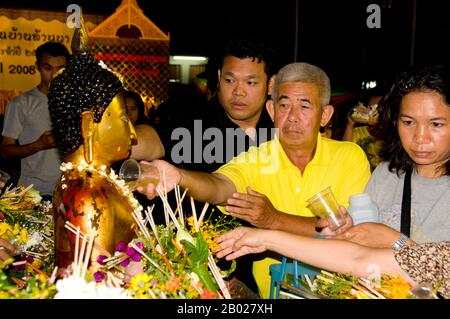 Le festival annuel d'Inthakin (commence le 12ème jour de la lune de sevrage du 6ème mois lunaire et dure 8 jours) est une coutume tenue pour soutenir l'esprit gardien de Chiang Mai. Le roi Mengrai a fondé la ville de Chiang Mai (c'est-à-dire « nouvelle ville ») en 1296, et il a succédé à Chiang Rai comme capitale du royaume de Lanna. La règle était connue sous le nom de Chao. La ville était entourée d'un fossé et d'un mur de défense, puisque la Birmanie voisine était une menace constante. Chiang Mai devint officiellement partie de Siam en 1774 par un accord avec Chao Kavila, après que le roi thaïlandais Taksin a aidé à chasser les Birmans. Chiang Mai alors Banque D'Images