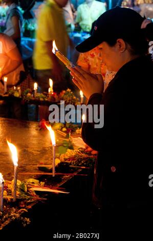 Le festival annuel d'Inthakin (commence le 12ème jour de la lune de sevrage du 6ème mois lunaire et dure 8 jours) est une coutume tenue pour soutenir l'esprit gardien de Chiang Mai. Le roi Mengrai a fondé la ville de Chiang Mai (c'est-à-dire « nouvelle ville ») en 1296, et il a succédé à Chiang Rai comme capitale du royaume de Lanna. La règle était connue sous le nom de Chao. La ville était entourée d'un fossé et d'un mur de défense, puisque la Birmanie voisine était une menace constante. Chiang Mai devint officiellement partie de Siam en 1774 par un accord avec Chao Kavila, après que le roi thaïlandais Taksin a aidé à chasser les Birmans. Chiang Mai alors Banque D'Images