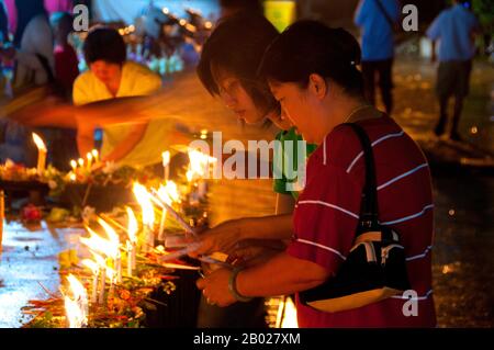 Le festival annuel d'Inthakin (commence le 12ème jour de la lune de sevrage du 6ème mois lunaire et dure 8 jours) est une coutume tenue pour soutenir l'esprit gardien de Chiang Mai. Le roi Mengrai a fondé la ville de Chiang Mai (c'est-à-dire « nouvelle ville ») en 1296, et il a succédé à Chiang Rai comme capitale du royaume de Lanna. La règle était connue sous le nom de Chao. La ville était entourée d'un fossé et d'un mur de défense, puisque la Birmanie voisine était une menace constante. Chiang Mai devint officiellement partie de Siam en 1774 par un accord avec Chao Kavila, après que le roi thaïlandais Taksin a aidé à chasser les Birmans. Chiang Mai alors Banque D'Images