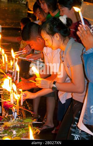 Le festival annuel d'Inthakin (commence le 12ème jour de la lune de sevrage du 6ème mois lunaire et dure 8 jours) est une coutume tenue pour soutenir l'esprit gardien de Chiang Mai. Le roi Mengrai a fondé la ville de Chiang Mai (c'est-à-dire « nouvelle ville ») en 1296, et il a succédé à Chiang Rai comme capitale du royaume de Lanna. La règle était connue sous le nom de Chao. La ville était entourée d'un fossé et d'un mur de défense, puisque la Birmanie voisine était une menace constante. Chiang Mai devint officiellement partie de Siam en 1774 par un accord avec Chao Kavila, après que le roi thaïlandais Taksin a aidé à chasser les Birmans. Chiang Mai alors Banque D'Images