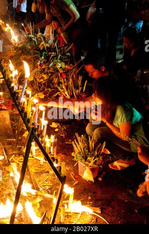 Le festival annuel d'Inthakin (commence le 12ème jour de la lune de sevrage du 6ème mois lunaire et dure 8 jours) est une coutume tenue pour soutenir l'esprit gardien de Chiang Mai. Le roi Mengrai a fondé la ville de Chiang Mai (c'est-à-dire « nouvelle ville ») en 1296, et il a succédé à Chiang Rai comme capitale du royaume de Lanna. La règle était connue sous le nom de Chao. La ville était entourée d'un fossé et d'un mur de défense, puisque la Birmanie voisine était une menace constante. Chiang Mai devint officiellement partie de Siam en 1774 par un accord avec Chao Kavila, après que le roi thaïlandais Taksin a aidé à chasser les Birmans. Chiang Mai alors Banque D'Images