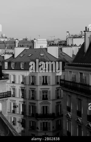 Vue Sur Les Bâtiments De Paris. Magnifique architecture parisienne Cityscape sur les toits. Appartements Emblématiques De Paris, France. Banque D'Images