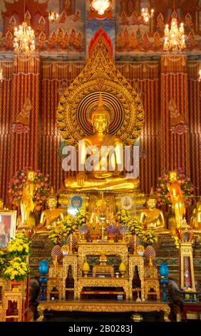 Wat Chana Songkhram Rachawora Mahawiharn date d'avant 1782, date à laquelle Bangkok est devenue la capitale de Siam (Thaïlande). Le frère du roi Rama I, Mahasurasinghanart, a rénové Wat Chana Songkhram il y a plus de 250 ans pour commémorer ses nombreuses victoires sur les Birmans. Banque D'Images