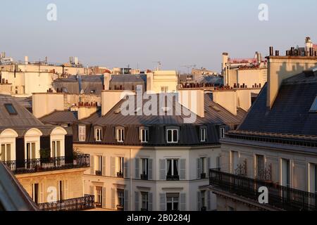 Lever du soleil à Paris. Vue Sur Le Toit Des Bâtiments Parisiens Emblématiques Le Matin. Architecture Parisienne. Appartements De Paris, France. Banque D'Images