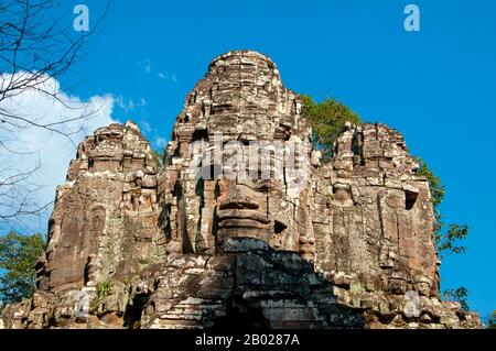 Cambodge : les tours de la porte est déserte, Angkor Thom, Angkor. Angkor Thom est situé à 1,5 km au nord d'Angkor Wat. Il a été construit à la fin du 12th siècle par le roi Jayavarman VII, et couvre une superficie de 9 km², à l'intérieur de laquelle sont situés plusieurs monuments des époques antérieures ainsi que ceux établis par Jayavarman et ses successeurs. Au centre de la ville se trouve le temple d'état de Jayavarman, le Bayon, avec les autres sites principaux regroupés autour de la place de la victoire immédiatement au nord. Banque D'Images