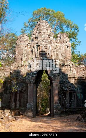 Cambodge: La porte est déserte, Angkor Thom, Angkor. Angkor Thom est situé à 1,5 km au nord d'Angkor Wat. Il a été construit à la fin du 12th siècle par le roi Jayavarman VII, et couvre une superficie de 9 km², à l'intérieur de laquelle sont situés plusieurs monuments des époques antérieures ainsi que ceux établis par Jayavarman et ses successeurs. Au centre de la ville se trouve le temple d'état de Jayavarman, le Bayon, avec les autres sites principaux regroupés autour de la place de la victoire immédiatement au nord. Banque D'Images