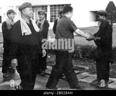 Le chef des Khmers rouges, Pol Pot (frère no 1, se retournant, au centre) et Nuon Chea (frère no 2, à gauche). Les Khmers rouges, ou Parti communiste du Kampuchea, dirigeaient le Cambodge de 1975 à 1979, dirigé par Pol Pot, Nuon Chea, Ieng Sary, son Sen et Khieu Samphan. On se souvient surtout de sa brutalité et de sa politique de génie social qui ont causé des millions de morts. Ses tentatives de réforme agricole ont conduit à une famine généralisée, tandis que son insistance sur l'autosuffisance absolue, même dans l'approvisionnement en médicaments, a entraîné la mort de milliers de personnes de maladies traitables (comme le paludisme). Banque D'Images