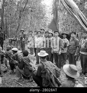 Comme Mok, Phim a gagné ses espions en tant que guérilla d'Issarak, luttant contre les Français à la fin des années 1940. Il est né dans une famille paysanne dans l'est du Cambodge, parfois dans les années 1920 (l'année 1925 est souvent citée, mais n'est pas plus qu'une conjecture). En août 1951, il est devenu l'un des cinq membres fondateurs du PRPK d'inspiration vietnamienne. Trois ans plus tard, après la fin des accords de paix de Genève de la première guerre d'Indochine, il a été nommé au comité provisoire composé de quatre membres qui dirigeait le parti. En 1960, Phim a été élu membre suppléant du nouveau Comité permanent de la CPK et, trois ans plus tard, un membre à part entière Banque D'Images