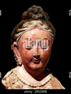 Chine : une tête de bodhisattva, Kucha, Xinjiang, vie-VIIe siècle. Les grottes de Kizil (également romanisées grottes de Qizil) sont un ensemble de 236 grottes bouddhistes taillées dans la roche situées près du canton de Kizil dans le comté de Baicheng, au Xinjiang, en Chine. Le site est situé sur la rive nord de la rivière Muzat, à 75 kilomètres (par la route) au nord-ouest de Kucha (Kuqa). Cette zone était un centre commercial de la route de la soie. Les grottes seraient le plus ancien complexe de grottes bouddhistes en Chine, avec un développement se produisant entre le IIIe et le VIIIe siècle. Banque D'Images