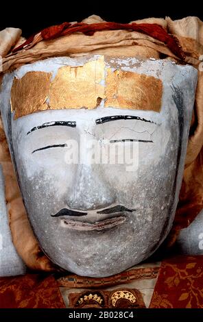 Le mieux préservé des cadavres découverts au cimetière de Zaghunluq dans le bassin de Tarim est le 'Yingpan Man'. La momie caucasienne de deux mètres de haut, âgée de 2 000 ans, a été découverte en 1995. Son visage était blond et barbu et était recouvert d'un masque de mort en feuille d'or; il portait également un rouge doré brodé et des vêtements en laine de marron avec des images de combat. Sa tête repose sur un oreiller sous la forme d'un coq courrant. Le cimetière de Zaghunluq contenait 29 momies, datant de 1800-500 BCE. Banque D'Images
