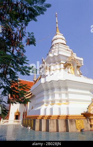 Wat Phratho Doi Saket est peut-être mieux connu pour les peintures murales qui ornent les murs intérieurs du viharn principal. L'artiste Chaiwat Waranon a peint ces spectaculaires peintures murales au début des années 1990. Le roi Mengrai a fondé la ville de Chiang Mai (c'est-à-dire « nouvelle ville ») en 1296, et il a succédé à Chiang Rai comme capitale du royaume de Lanna. La règle était connue sous le nom de Chao. La ville était entourée d'un fossé et d'un mur de défense, puisque la Birmanie voisine était une menace constante. Chiang Mai devint officiellement partie de Siam en 1774 par un accord avec Chao Kavila, après que le roi thaïlandais Taksin a aidé à chasser les Birmans. Chiang Mai t Banque D'Images