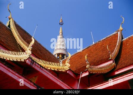 Thaïlande : toit du viharn principal à Wat Phrathat Doi Saket, Chiang mai, nord de la Thaïlande. Wat Phrathat Doi Saket est peut-être mieux connu pour les peintures murales ornant les murs intérieurs du viharn principal. L'artiste Chaiwat Waranon a peint ces peintures murales spectaculaires au début des années 1990 Le roi Mengrai a fondé la ville de Chiang mai (qui signifie « ville nouvelle ») en 1296, et elle a succédé à Chiang Rai comme capitale du Royaume de Lanna. Le souverain était connu sous le nom de Chao. La ville était entourée de douves et d'un mur défensif, car la Birmanie voisine était une menace constante. Chiang mai est officiellement devenu une partie du Siam en 1774. Banque D'Images