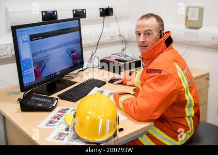 Mark Carey, directeur adjoint de la sécurité à l'hôpital Royal Victoria de West Belfast, dans la salle de contrôle héliport du service médical d'urgence hélicoptère d'Irlande du Nord (HEMS), à l'hôpital de West Belfast, où le premier atterrissage d'essai du service a eu lieu mardi. Banque D'Images