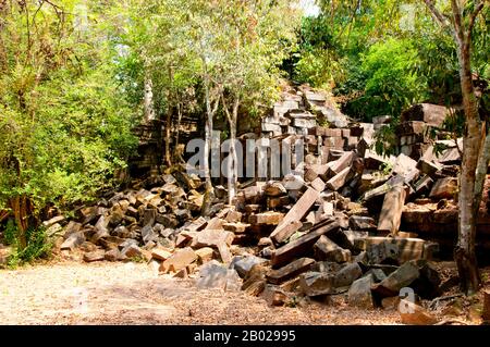Cambodge : Beng Mealea (temple khmer du XIIe siècle), à 40 km à l'est du groupe principal de temples d'Angkor. Beng Mealea a été construit comme un temple hindou, mais il y a quelques sculptures représentant des motifs bouddhistes. Son matériau primaire est le grès et il est en grande partie non restauré, avec des arbres et des broussailles épaisses prospérant au milieu de ses tours et cours et beaucoup de ses pierres se trouvant dans de grands tas. Pendant des années, il était difficile d'atteindre, mais une route récemment construite pour le complexe du temple de Koh Ker passe Beng Mealea et plus de visiteurs viennent sur le site, car il est à 77 km de Siem Reap par la route. Banque D'Images