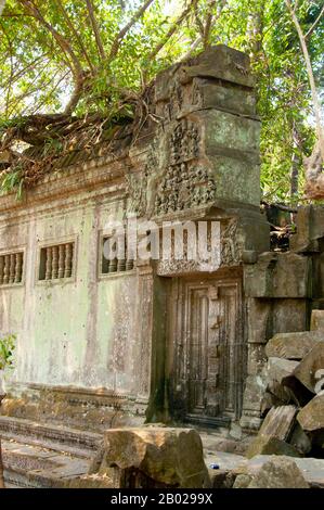 Cambodge : une porte aveugle dans les ruines de Beng Mealea (temple khmer du XIIe siècle), à 40 km à l'est du groupe principal de temples d'Angkor. Beng Mealea a été construit comme un temple hindou, mais il y a quelques sculptures représentant des motifs bouddhistes. Son matériau primaire est le grès et il est en grande partie non restauré, avec des arbres et des broussailles épaisses prospérant au milieu de ses tours et cours et beaucoup de ses pierres se trouvant dans de grands tas. Pendant des années, il était difficile d'atteindre, mais une route récemment construite pour le complexe du temple de Koh Ker passe Beng Mealea et plus de visiteurs viennent sur le site. Banque D'Images