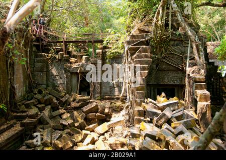 Cambodge : les ruines de Beng Mealea (temple khmer du XIIe siècle), à 40 km à l'est du groupe principal de temples d'Angkor. Beng Mealea a été construit comme un temple hindou, mais il y a quelques sculptures représentant des motifs bouddhistes. Son matériau primaire est le grès et il est en grande partie non restauré, avec des arbres et des broussailles épaisses prospérant au milieu de ses tours et cours et beaucoup de ses pierres se trouvant dans de grands tas. Pendant des années, il était difficile d'atteindre, mais une route récemment construite pour le complexe du temple de Koh Ker passe Beng Mealea et plus de visiteurs viennent sur le site, car il est à 77 km de Siem Reap par la route. Banque D'Images