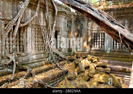 Cambodge : les ruines de Beng Mealea (temple khmer du XIIe siècle), à 40 km à l'est du groupe principal de temples d'Angkor. Beng Mealea a été construit comme un temple hindou, mais il y a quelques sculptures représentant des motifs bouddhistes. Son matériau primaire est le grès et il est en grande partie non restauré, avec des arbres et des broussailles épaisses prospérant au milieu de ses tours et cours et beaucoup de ses pierres se trouvant dans de grands tas. Pendant des années, il était difficile d'atteindre, mais une route récemment construite pour le complexe du temple de Koh Ker passe Beng Mealea et plus de visiteurs viennent sur le site, car il est à 77 km de Siem Reap par la route. Banque D'Images