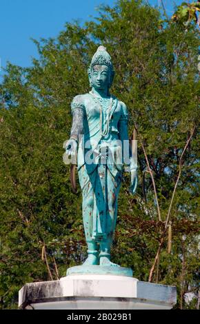 Thaïlande : un Bouddha debout dans la position varada mudra symbolisant la Charité, Wat Salaeng, Ban Chom Khwan, Amphoe long, province de Phrae. La ville de Phrae a été construite à côté de la rivière Yom au 12ème siècle et faisait partie du Royaume mon de Haripunchai. En 1443, le roi Tilokaraj du Royaume voisin de Lanna s'empare de la ville. Banque D'Images