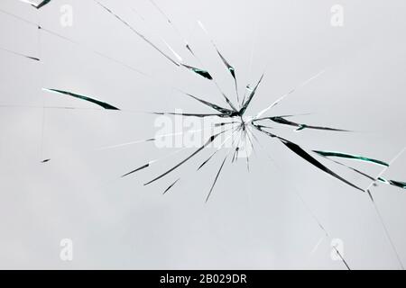 Fissures sur le verre cassé à l'impact, fontaine blanche de ligne de fissure sur la fenêtre. Banque D'Images