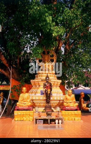 Le temple bouddhiste de Wat Chet Yot (Jet Yod) a été construit en 1455 ce par le roi Tilocarat dans le style du temple de Mahhabbodhi à Bodh Gaya, en Inde. Bodh Gaya était là où Siddhartha Gautama, le Bouddha, a atteint l'illumination. Chiang Mai, parfois écrit comme 'Chiengmai' ou 'Chiangmai', est la plus grande et la plus importante ville culturellement significative dans le nord de la Thaïlande, et est la capitale de la province de Chiang Mai. Il est situé à 700 km au nord de Bangkok, parmi les plus hautes montagnes du pays. La ville se trouve sur la rivière Ping, un des principaux affluents de la rivière Chao Phraya. Le roi Mengrai fonda le cit Banque D'Images