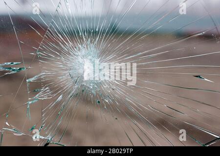 Pare-brise de voiture cassé, fissures dans le verre en raison d'un accident. Banque D'Images